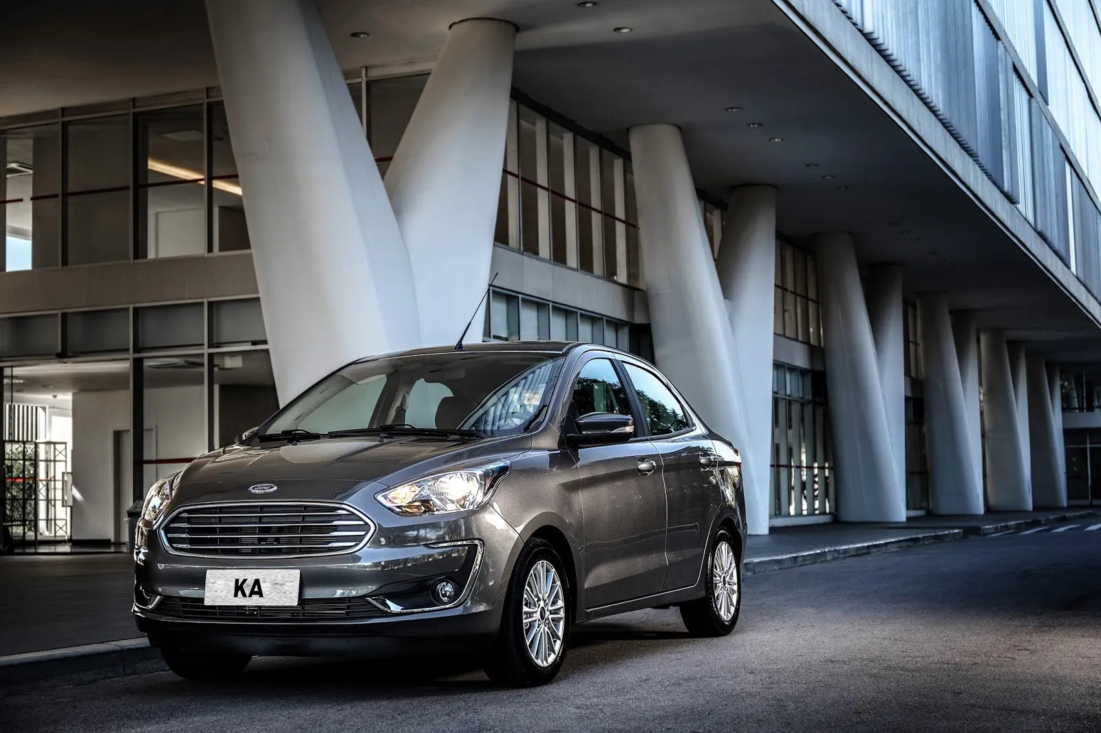 Com motor 1.5 de até 136 cv, câmbio automático de 6 marchas e porta-malas de 445 litros, o Ford Ka Sedan Titanium 2020 ainda chama atenção no mercado de usados.