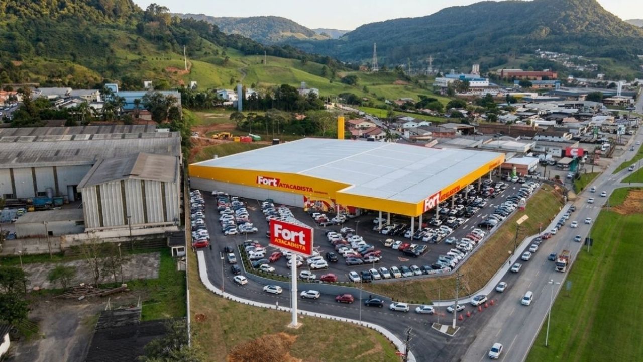 Fort Atacadista usa Copa do Mundo para sortear TVs de 58 polegadas, com Vuon Card e expansão do Grupo Pereira.