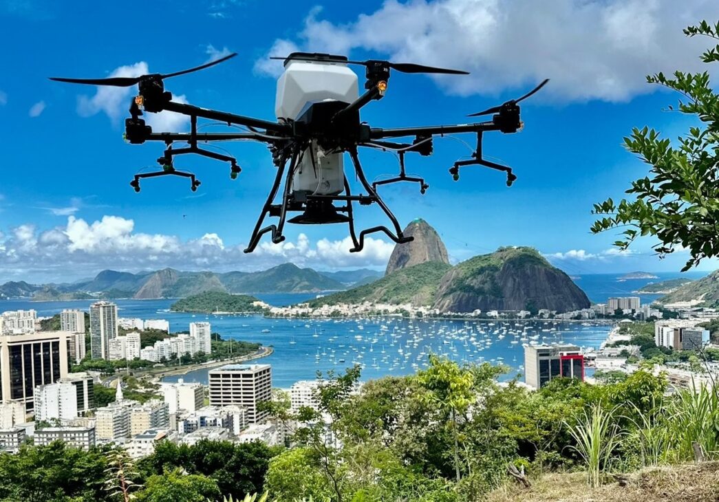A demonstração da aplicação do equipamento aconteceu no Mirante do Pedrão, em Botafogo - Beth Santos/Cidade do Rio