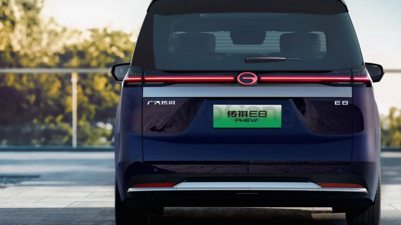GAC Trumpchi E8 PHEV une minivan híbrida, carro 7 lugares e autonomia elétrica de 150 km com preço chinês competitivo.