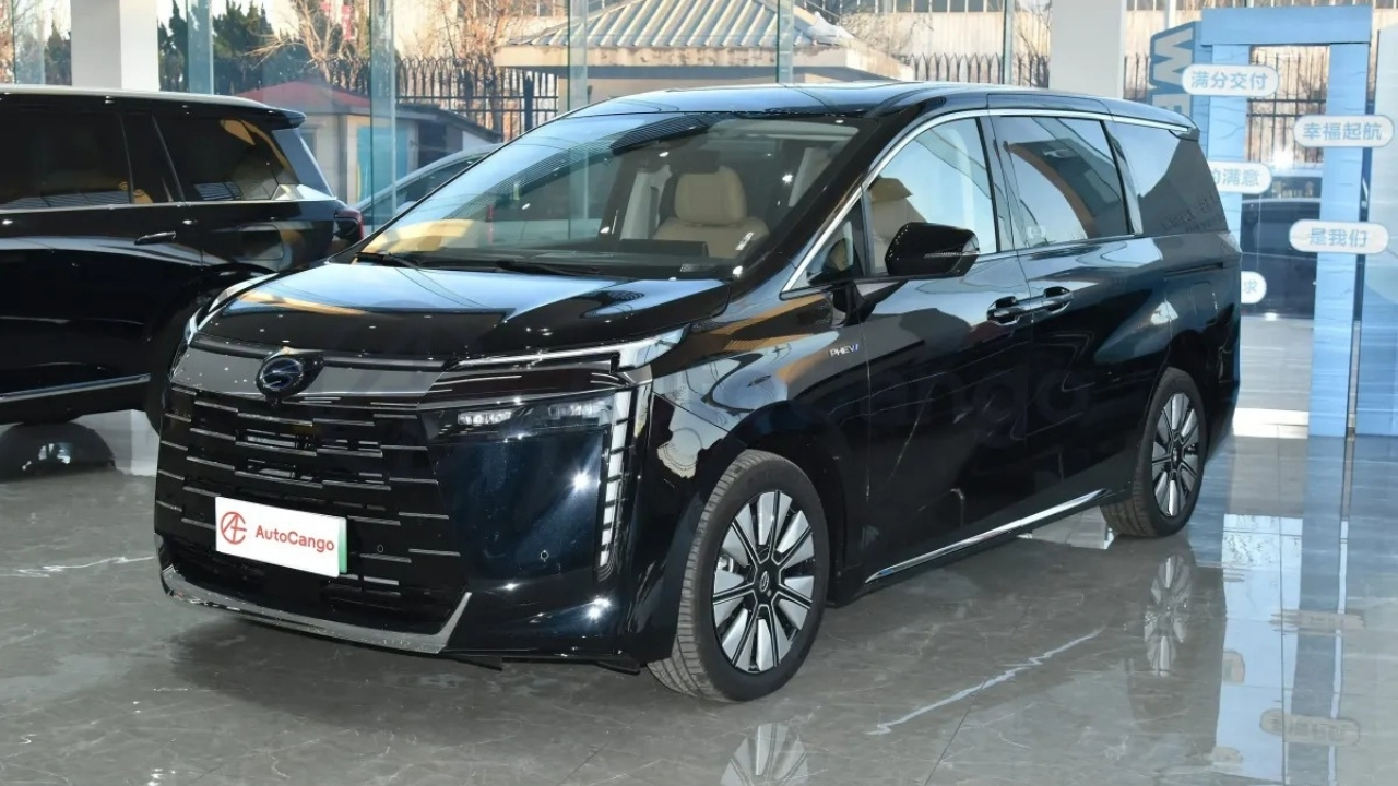 GAC Trumpchi E8 PHEV une minivan híbrida, carro 7 lugares e autonomia elétrica de 150 km com preço chinês competitivo.