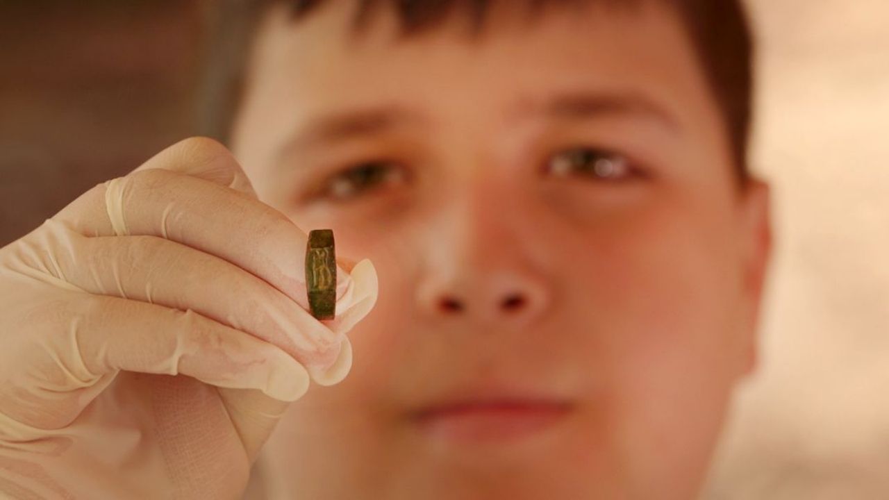 Garoto de 13 anos achou um pequeno objeto verde perto do Monte Carmelo, pensou que fosse um parafuso enferrujado e descobriu em casa que segurava um anel romano com a deusa (1)