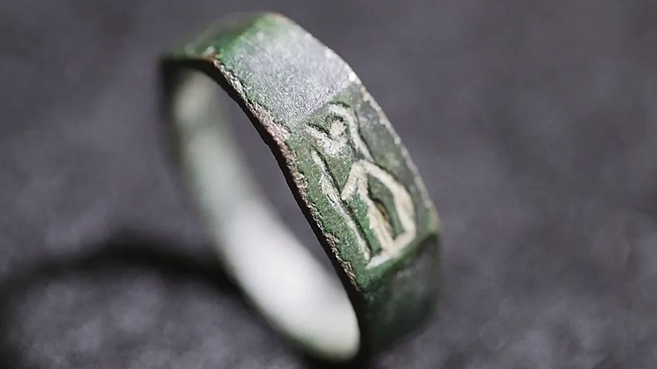 Anillo romano hallado en el Monte Carmelo, en Israel, muestra a Minerva y será expuesto en Jerusalén tras su entrega a las autoridades.