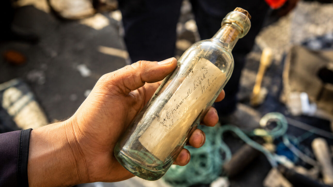 Garrafa escondida apareceu atrás de painéis antigos durante manutenção no farol escocês