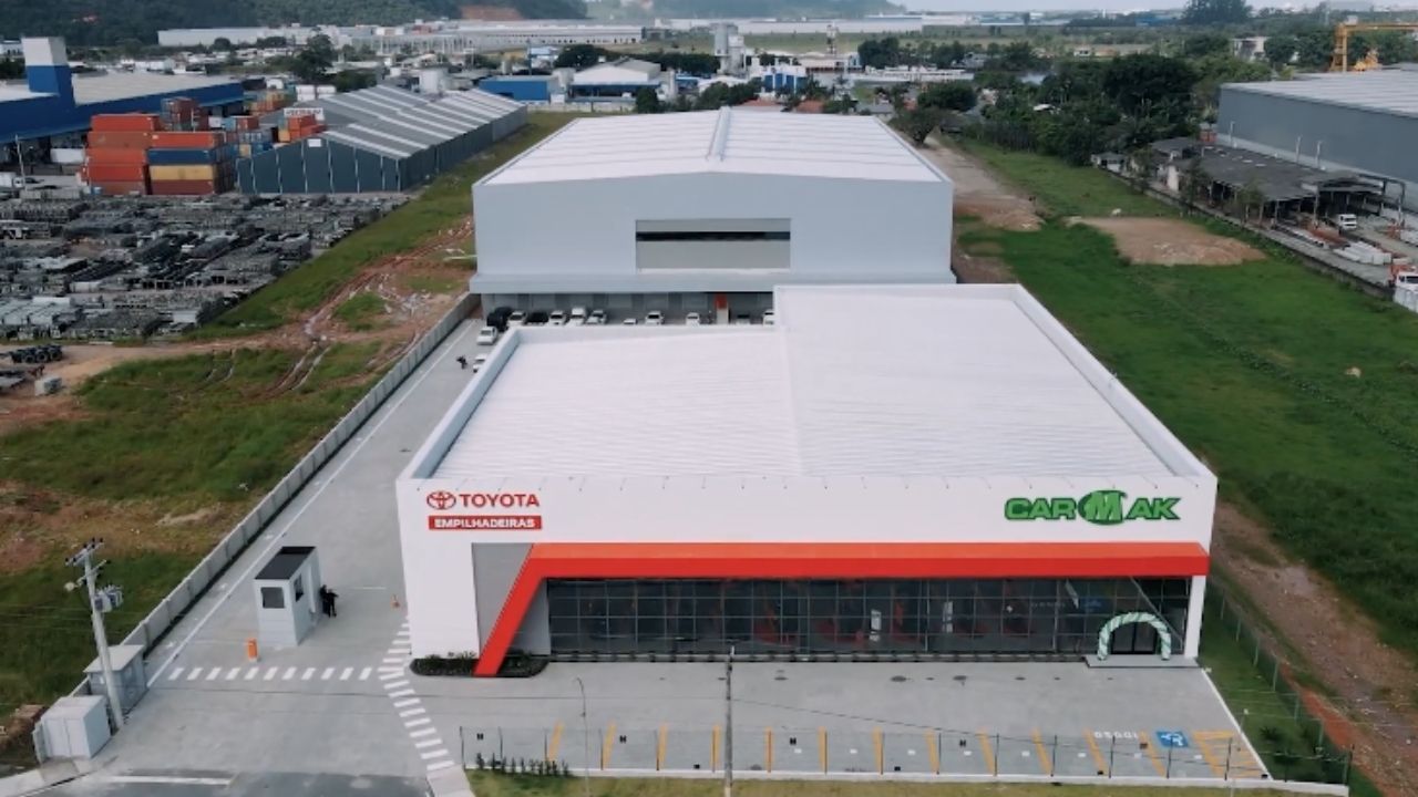 Carmak forklifts grow with Toyota, rental, and autonomous machines in a R$ 304 million business.