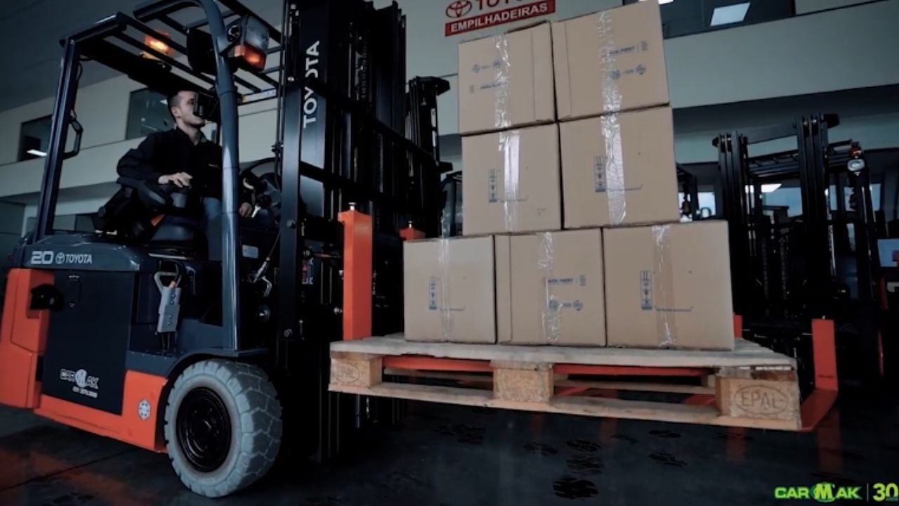 Carmak forklifts grow with Toyota, rental, and autonomous machines in a business worth R$ 304 million.