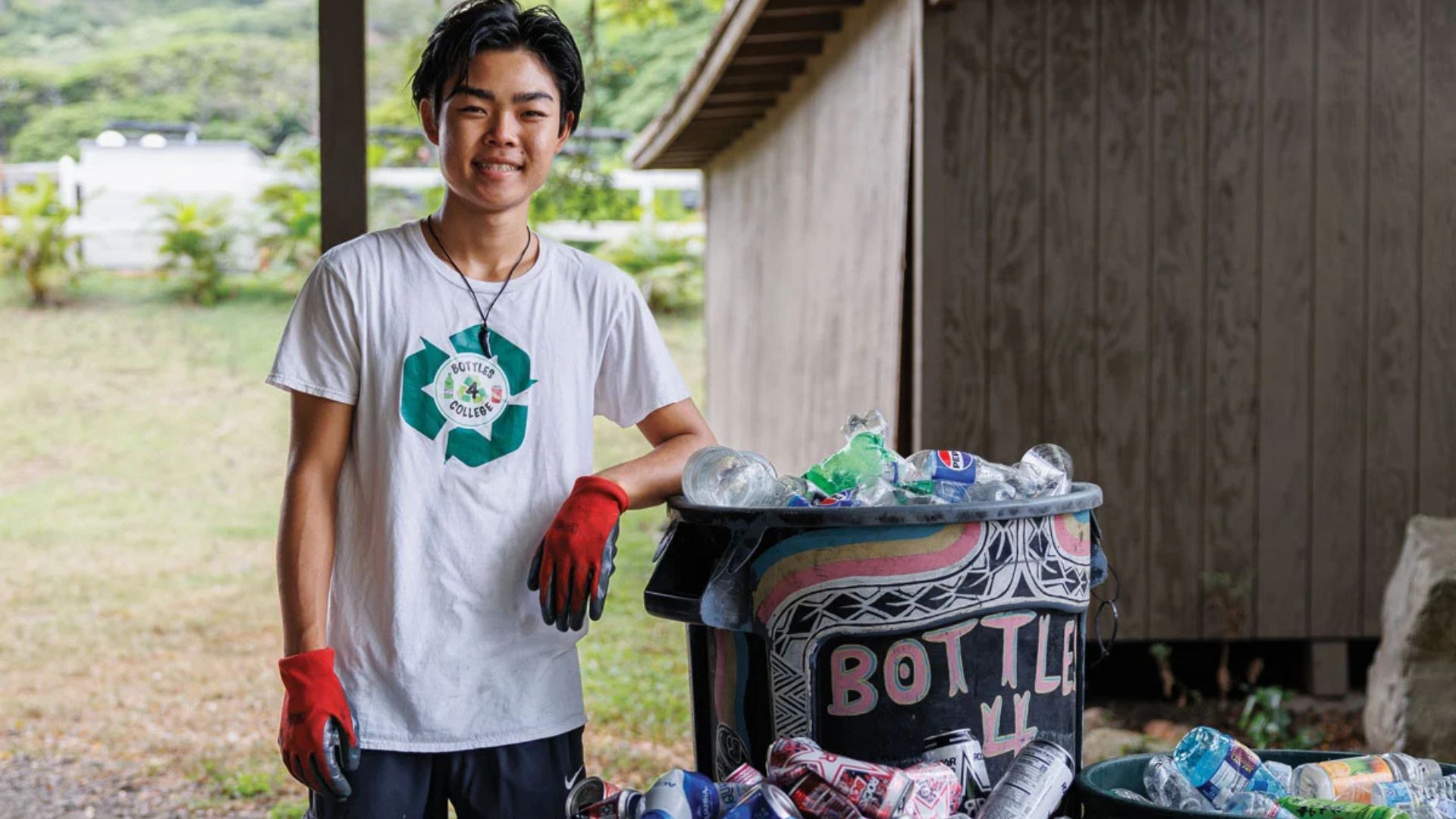 Jovem do Havaí criou o Bottles4College, reciclou 1,8 milhão de latas e garrafas e transformou o valor em bolsas de estudo para estudantes locais.
