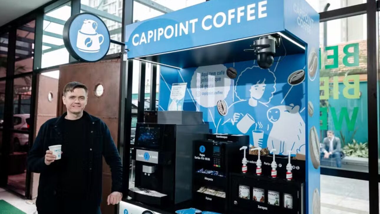 Sergey Degtyarev, founder of Franch.Global, holding behind Capipoint Coffee Business — Photo: Disclosure