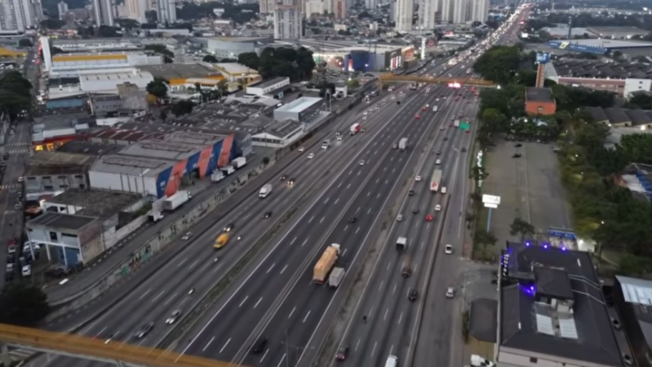 Boom of logistics warehouses in Guarulhos raises square meter near the airport, but traffic threatens progress.