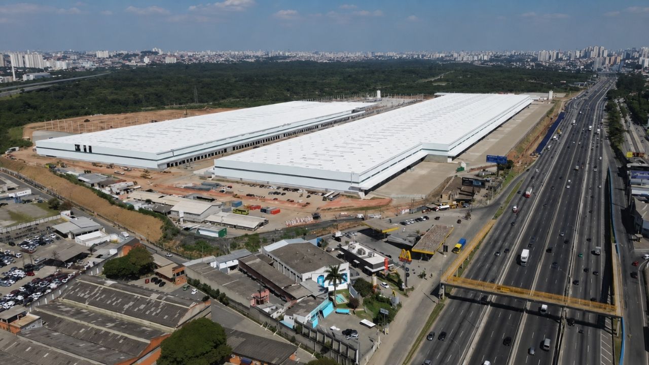 Boom of logistic warehouses in Guarulhos raises square meter near the airport, but traffic threatens progress.