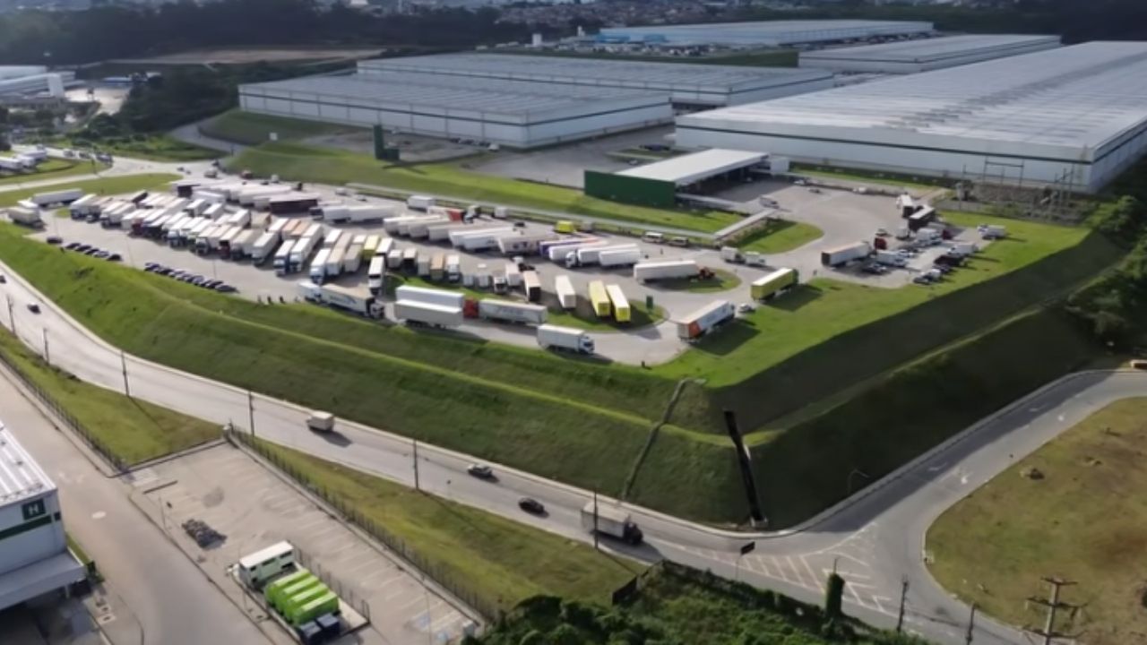 Boom of logistics warehouses in Guarulhos raises square meter near the airport, but traffic threatens progress.