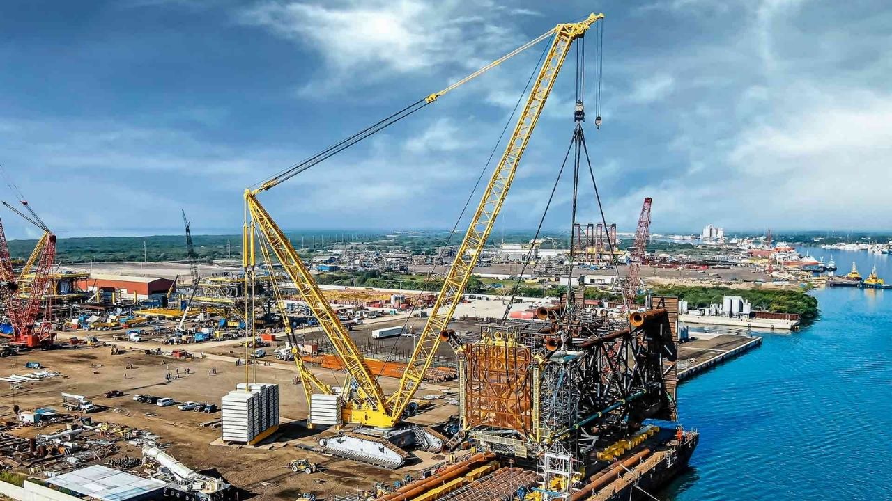 Guindaste gigante LR 13000 acelera içamentos em plataformas de petróleo, refinarias e usinas com logística especial.