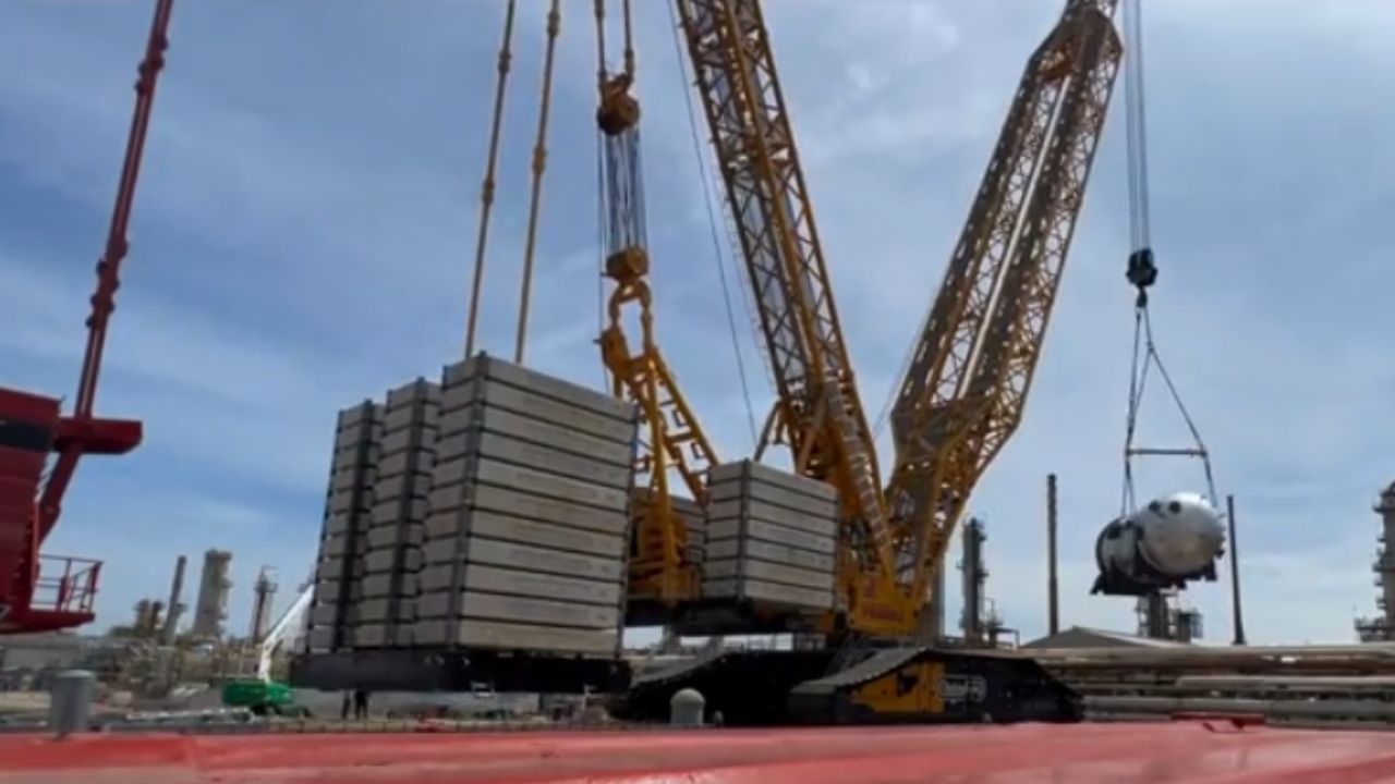 Guindaste gigante LR 13000 acelera içamentos em plataformas de petróleo, refinarias e usinas com logística especial.