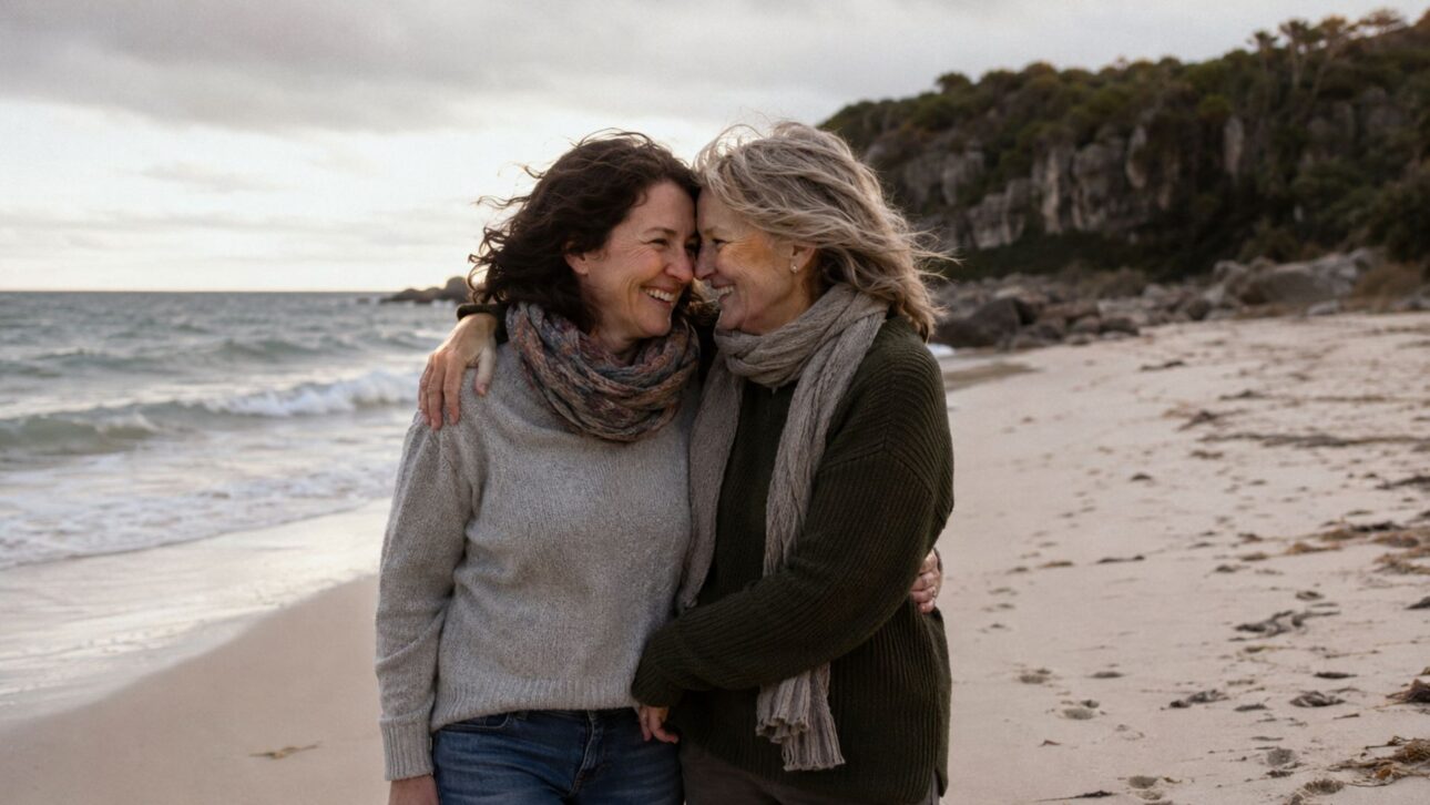 A mensagem na garrafa que a colombiana jogou ao mar parou na Tasmânia e virou amizade de 25 anos; agora ela e a australiana viveram o reencontro na praia.