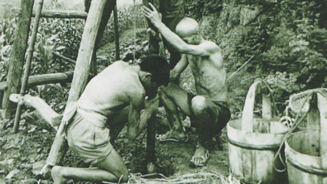 A cidade chinesa de Zigong operava gás natural com bambu há 2.000 anos e em 1835 perfurou o primeiro poço do mundo a passar de mil metros, sem aço nem motores.