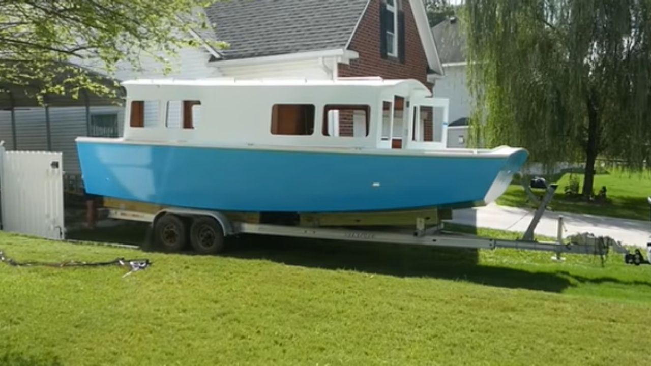 Man builds a floating wooden house for the family with about R$ 50,000, raising the hull from scratch amid sanding, epoxy, and a lot of patience.