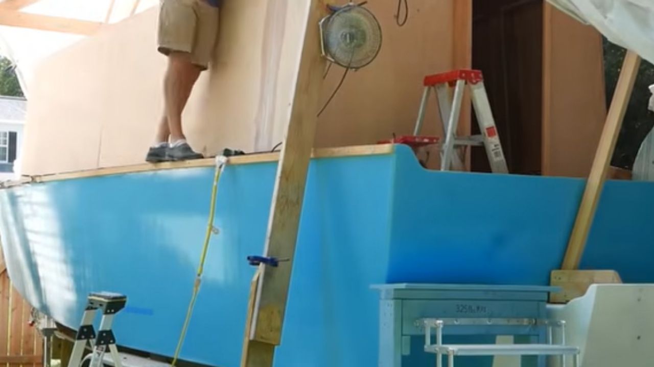 Man builds a wooden houseboat for the family with about R$ 50,000, raising the hull from scratch between sanding, epoxy, and a lot of patience.