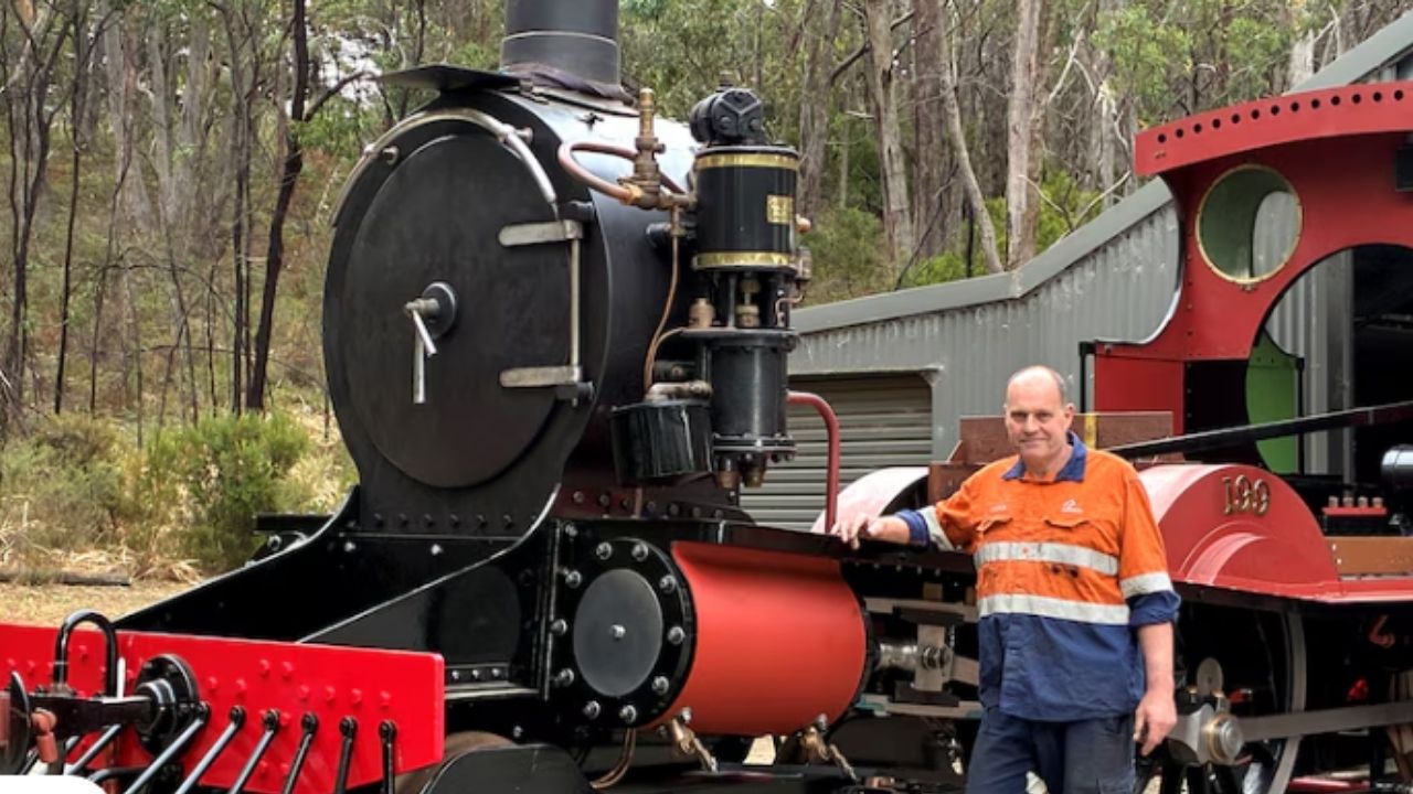 Homem passa 23 anos construindo uma locomotiva a vapor do zero na Austrália, fabrica peças com matéria-prima bruta dentro do próprio galpão e agora vê a máquina sair de casa (2)