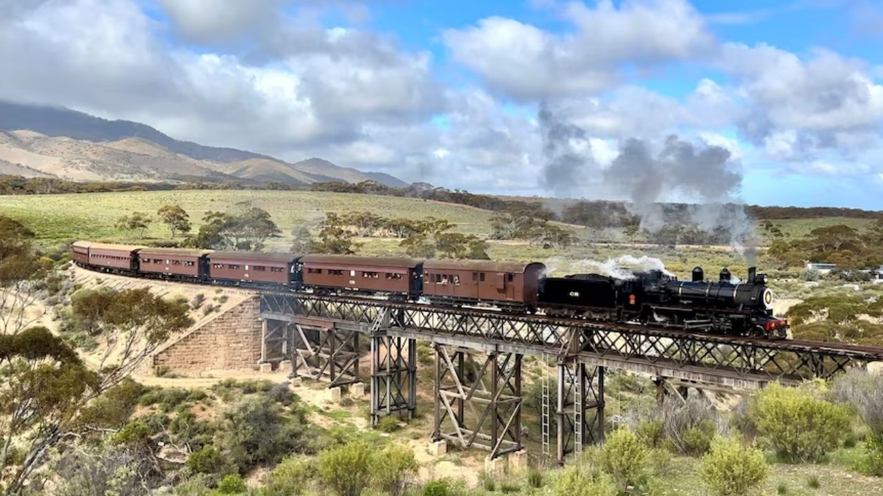 Locomotiva a vapor de Glen Smythe segue para Pichi Richi Railway entre Quorn e Port Augusta após 23 anos de construção artesanal.