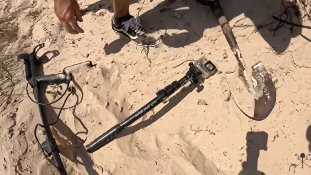 Detector de metais na Praia da Joaquina achou GoPro, objetos na areia e cena estranha nas dunas durante busca curiosa.