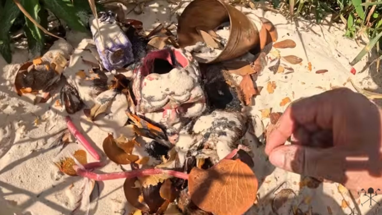 Detector de metais na Praia da Joaquina achou GoPro, objetos na areia e cena estranha nas dunas durante busca curiosa.
