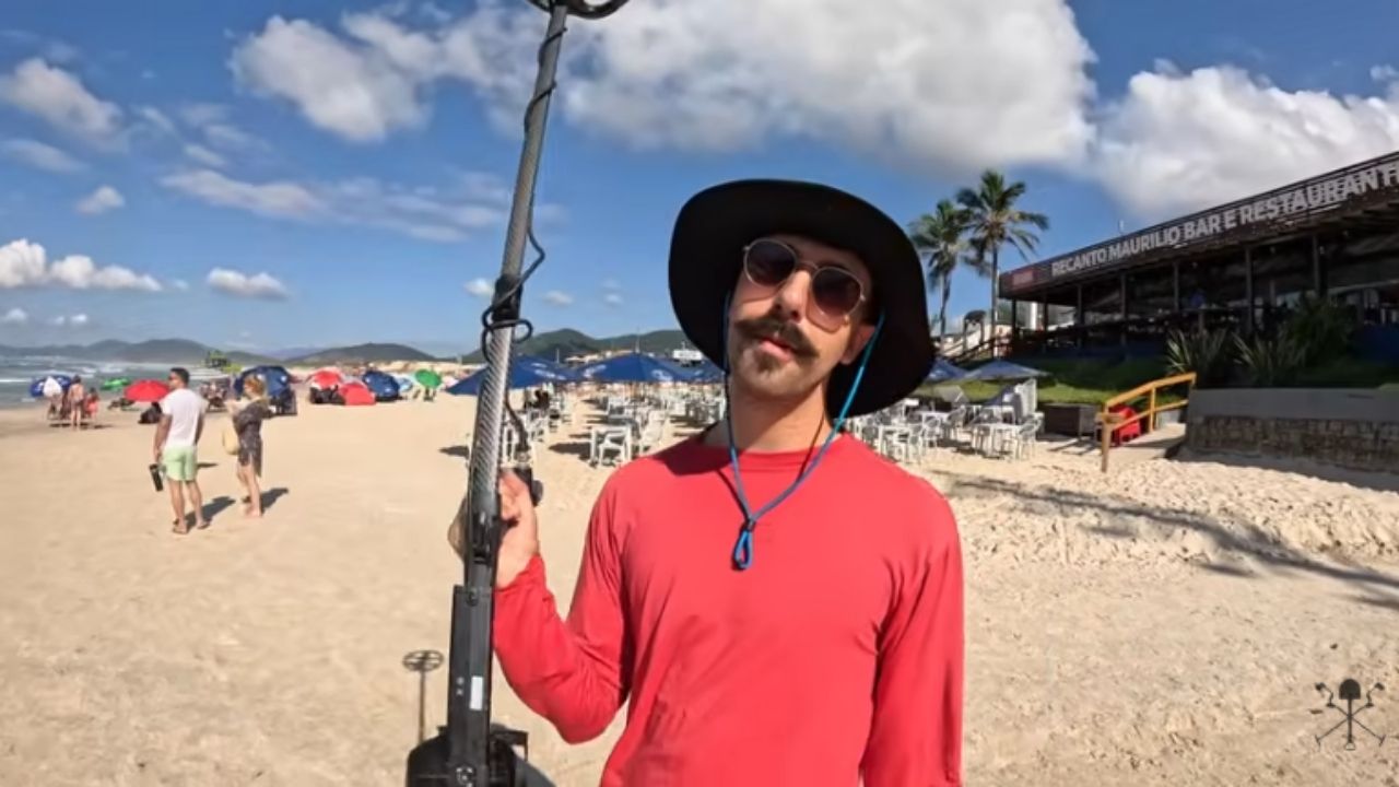 Detector de metais na Praia da Joaquina achou GoPro, objetos na areia e cena estranha nas dunas durante busca curiosa.