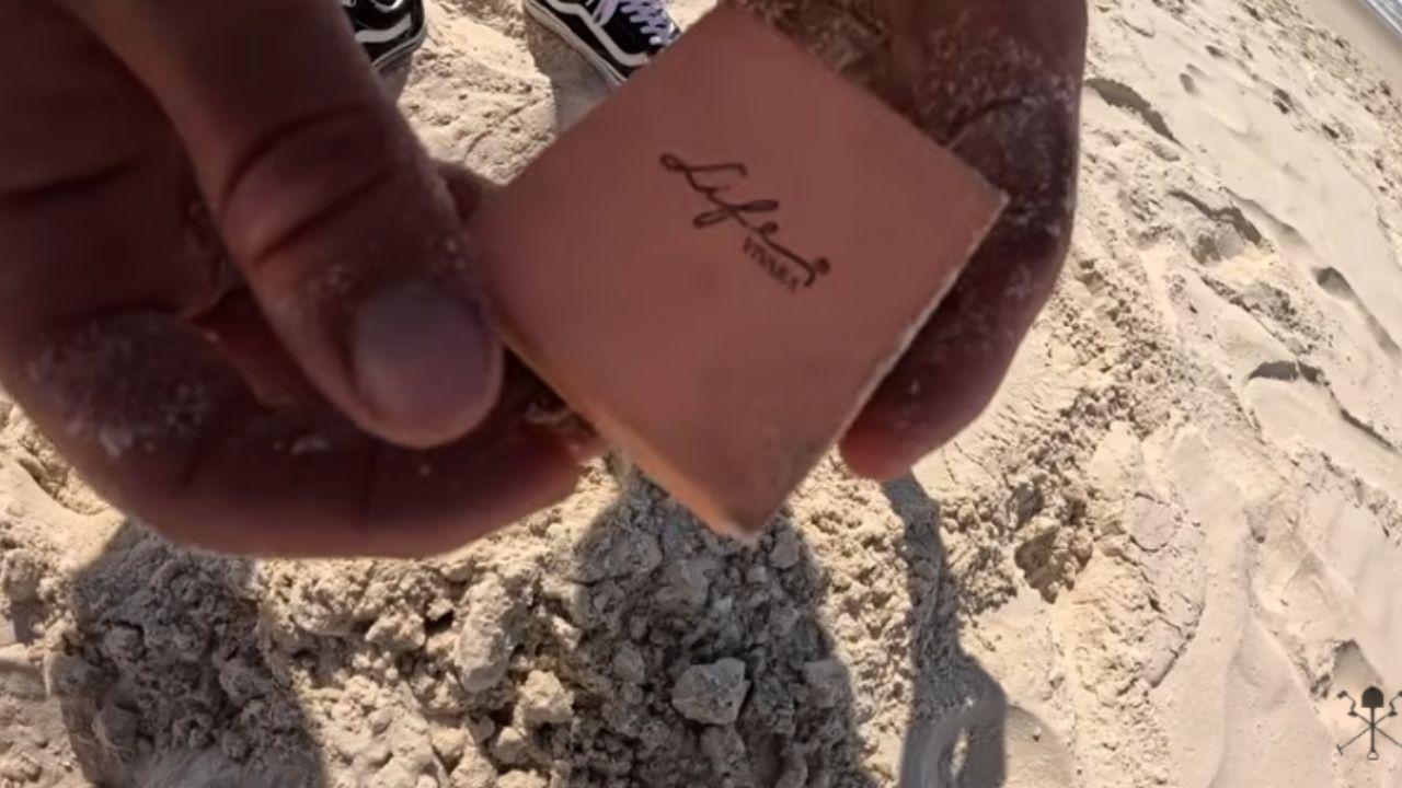 Detector de metais na Praia da Joaquina achou GoPro, objetos na areia e cena estranha nas dunas durante busca curiosa.