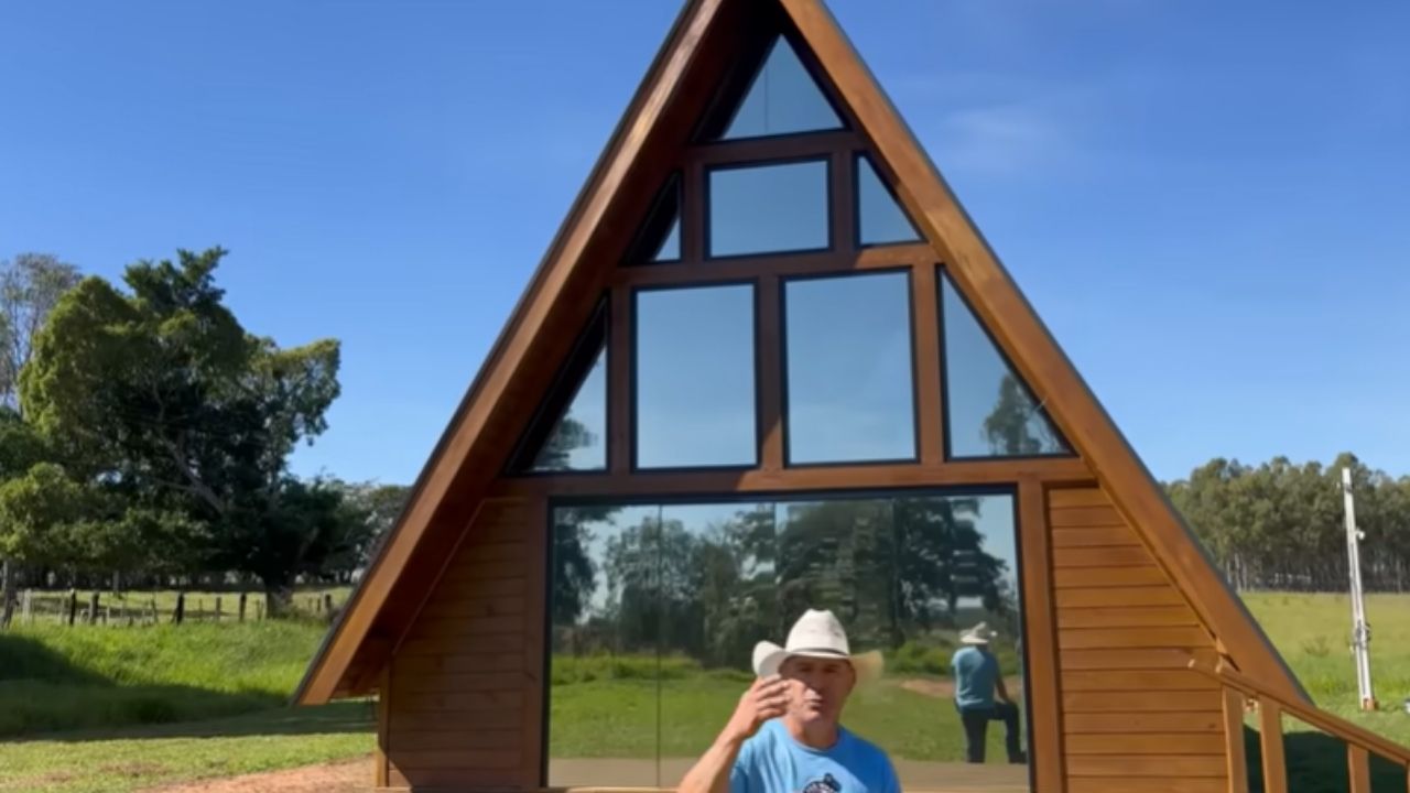 Wooden chalet at Sítio Paraíso has a mezzanine, bathroom, and retractable roof in a project done alone in spare time.
