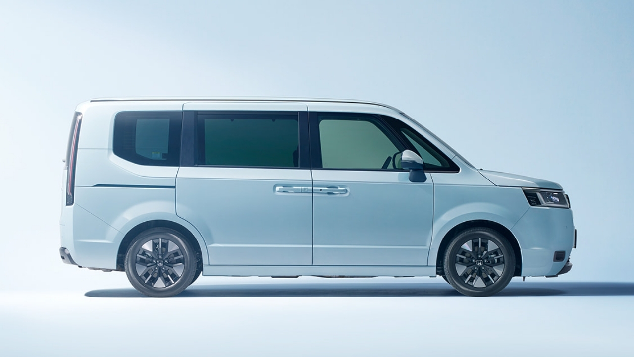 Honda Step WGN in Japan has sliding doors and a converted price below the Tiggo 8 Pro in Brazil.
