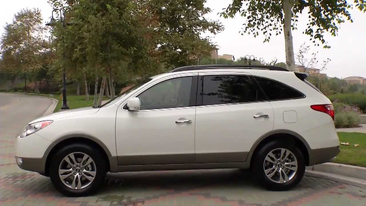 Hyundai Veracruz 2012 offers 7 seats, 260 hp V6 engine, 6-speed automatic transmission, and ample interior space for the price of a compact SUV.