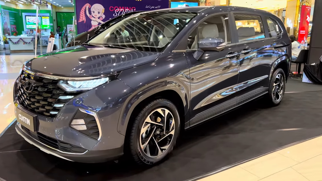 Hyundai Custin é uma minivan de 7 lugares vendida na Ásia com motor turbo, portas deslizantes