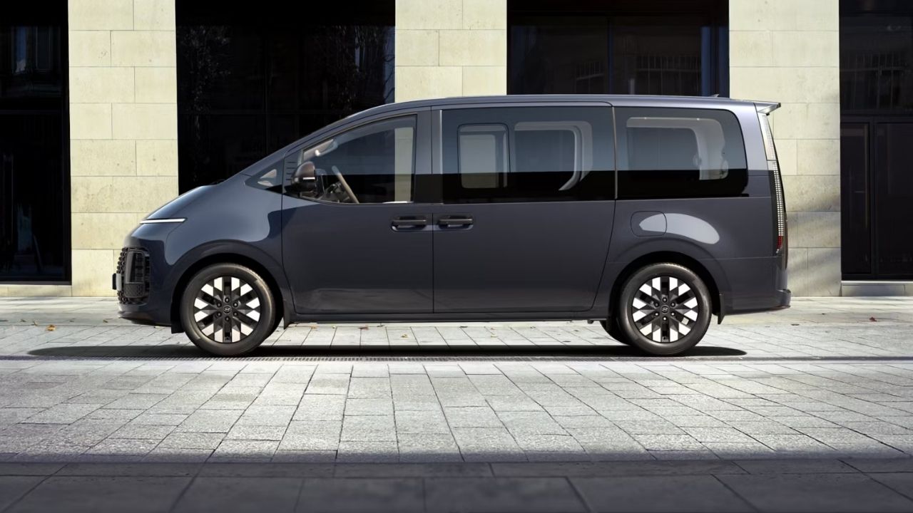 Hyundai Staria Hybrid tem 7 ou 9 lugares, motor 1.6 T-GDi e elétrico de 54 kW na Europa.