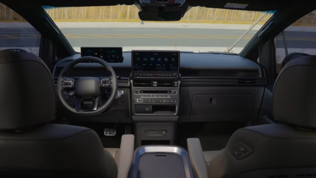 Hyundai Staria Hybrid tem 7 ou 9 lugares, motor 1.6 T-GDi e elétrico de 54 kW na Europa.