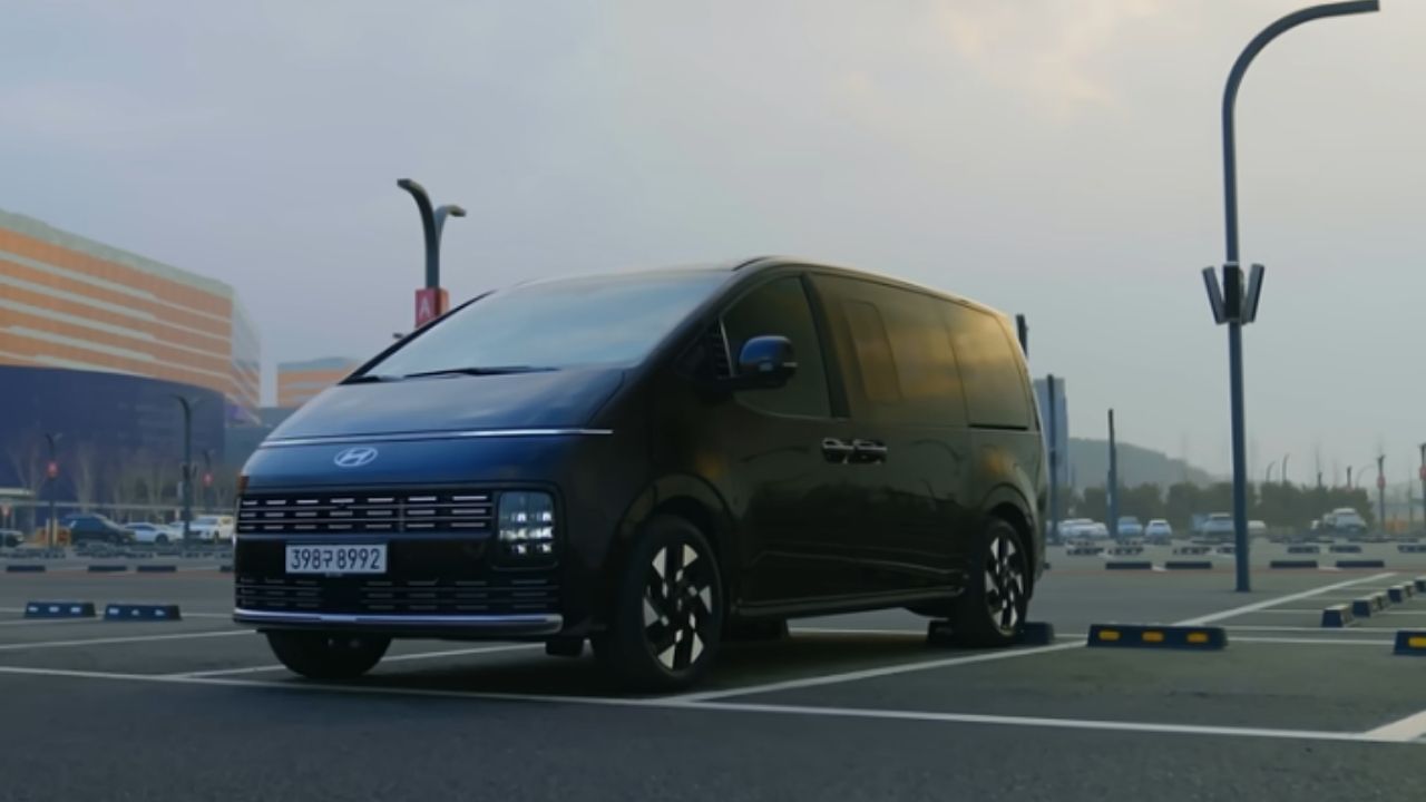 Hyundai Staria Hybrid tem 7 ou 9 lugares, motor 1.6 T-GDi e elétrico de 54 kW na Europa.