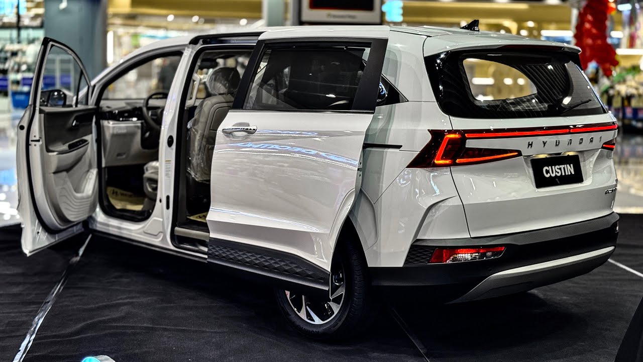 Hyundai Custin é uma minivan de 7 lugares vendida na Ásia com motor turbo, portas deslizantes