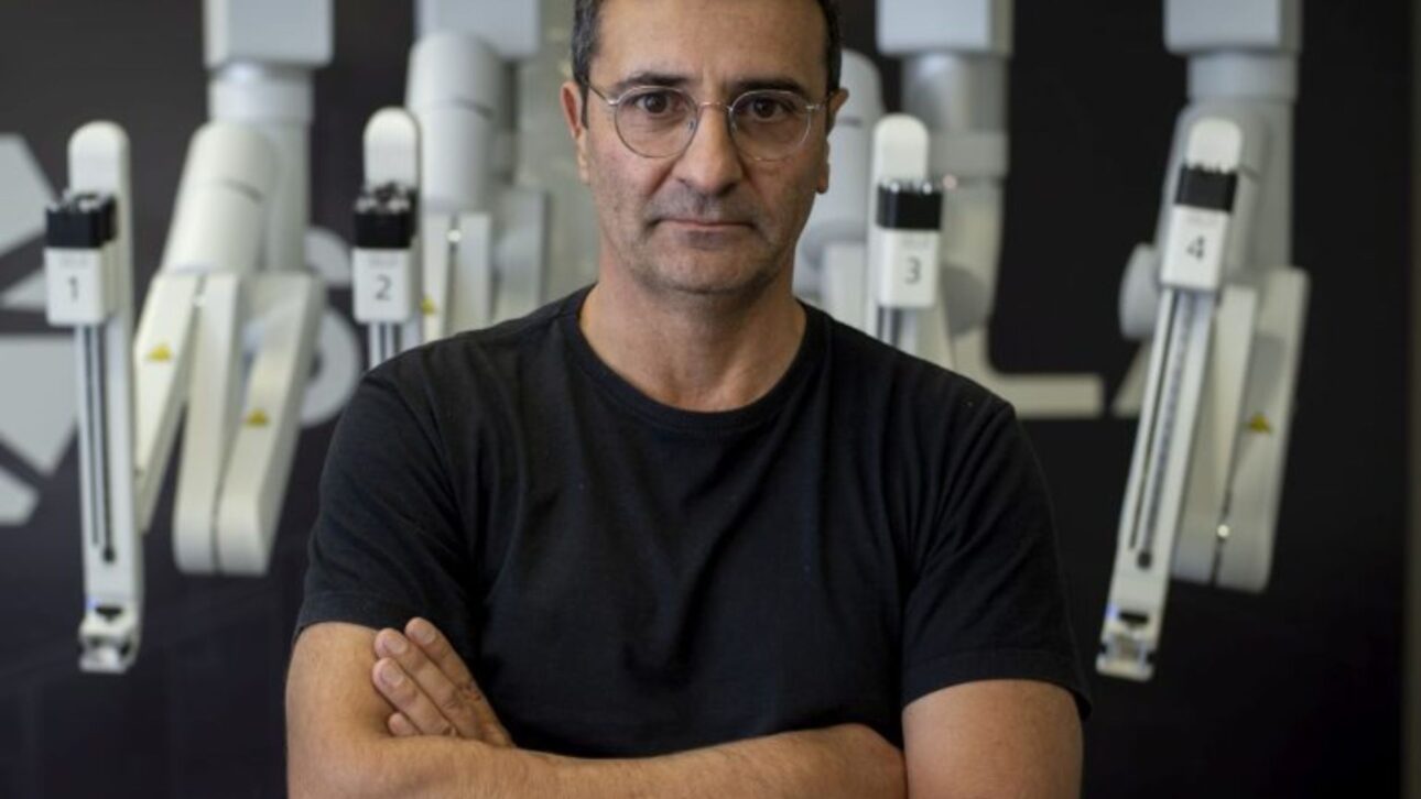 Idealizada por Marcelo Loureiro, uma telecirurgia robótica entre Brasil e Kuwait operou uma hérnia inguinal a 12 mil km e virou recorde mundial no Guinness.