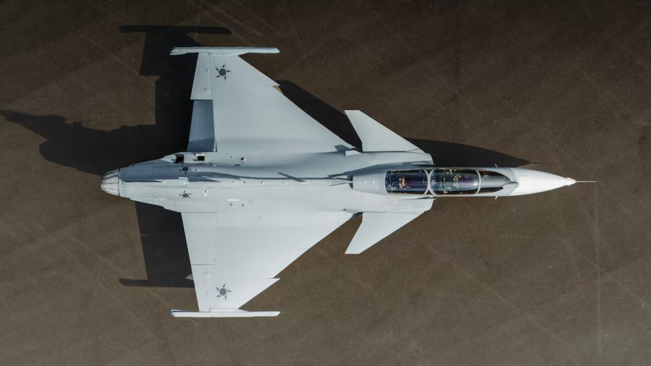 Gripen F da FAB, caça supersônico de dois lugares, atinge 2.470 km/h e será usado em treinamento e missões de combate no Brasil.