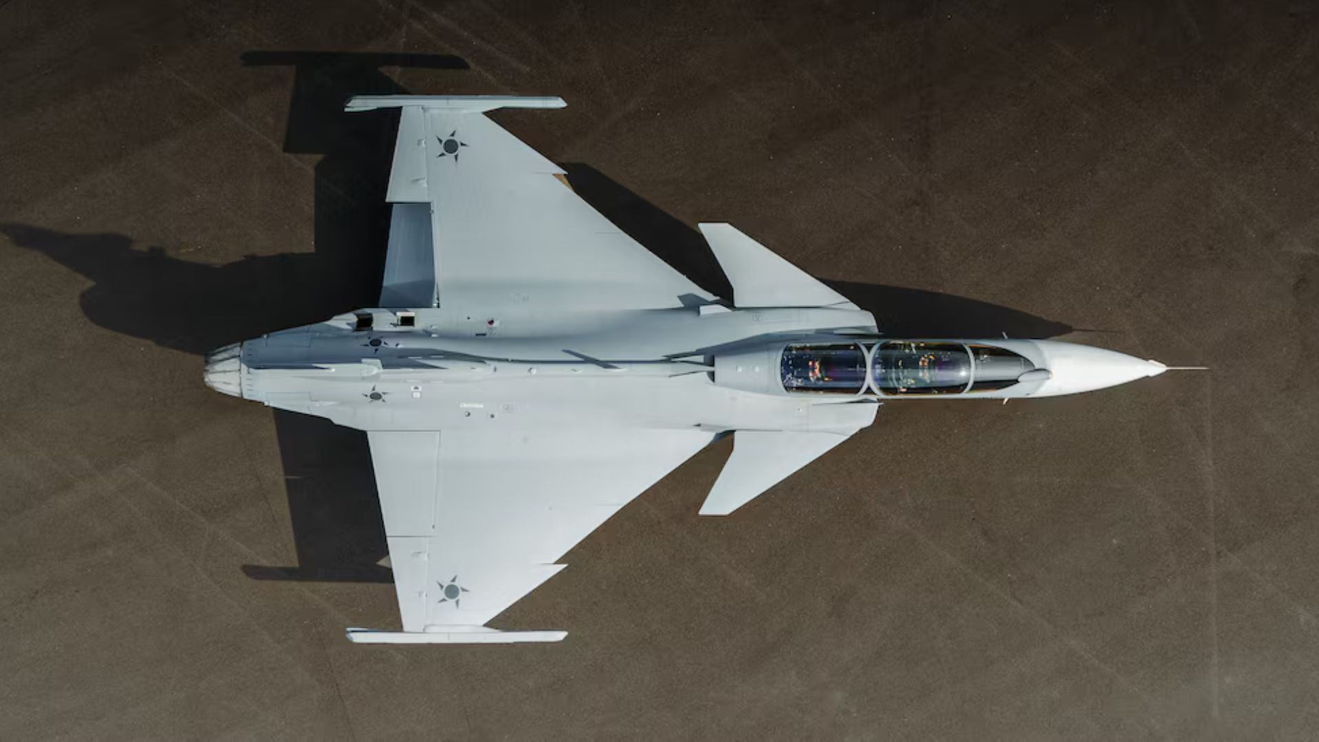 Gripen F da FAB, caça supersônico de dois lugares, atinge 2.470 km/h e será usado em treinamento e missões de combate no Brasil.