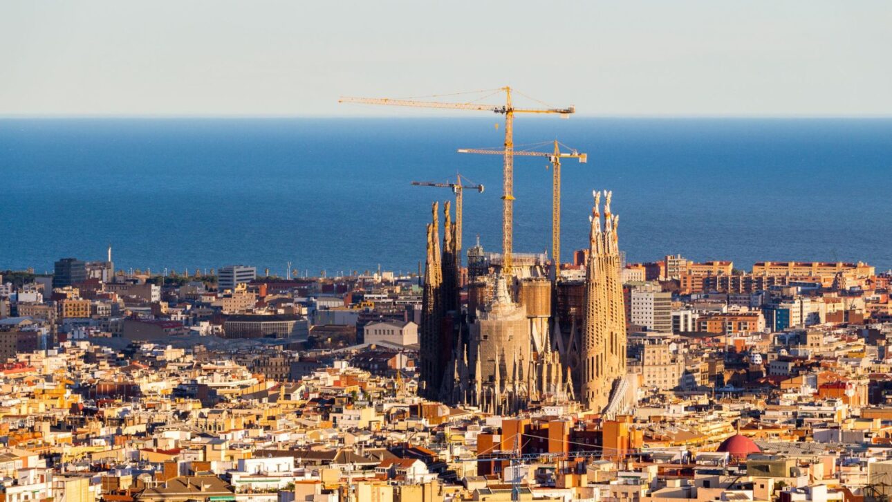 Sagrada Família chega a 172,5 metros com a Torre de Jesus Cristo, concluindo a etapa mais alta idealizada por Gaudí em Barcelona.