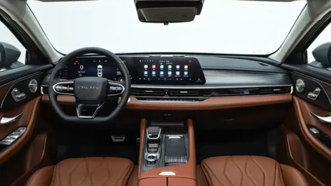 Chery Arrizo 8 Conqueror Edition surge na China com até 257 cv, mais entre-eixos que o Corolla e visual esportivo.