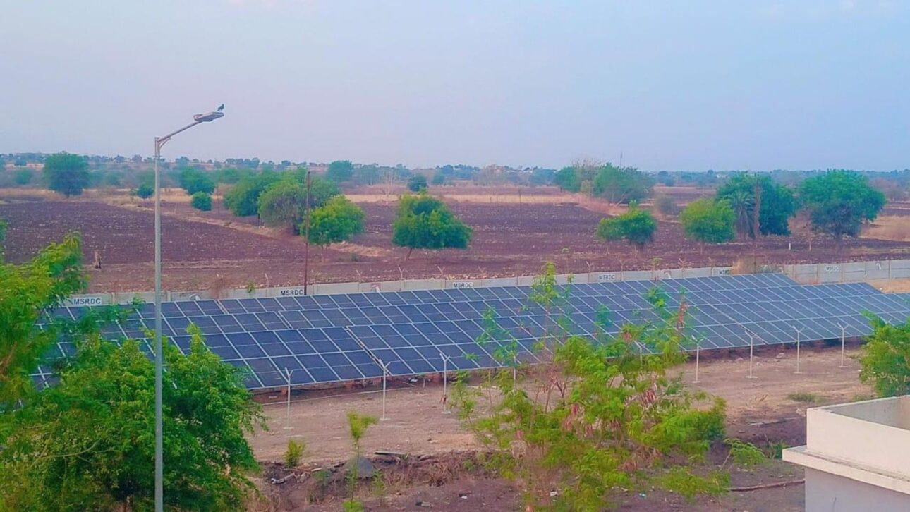 Rodovia de 701 km na Índia ganha painéis solares nas margens, com 5 MW ativos e plano para gerar 204 MW de energia limpa.