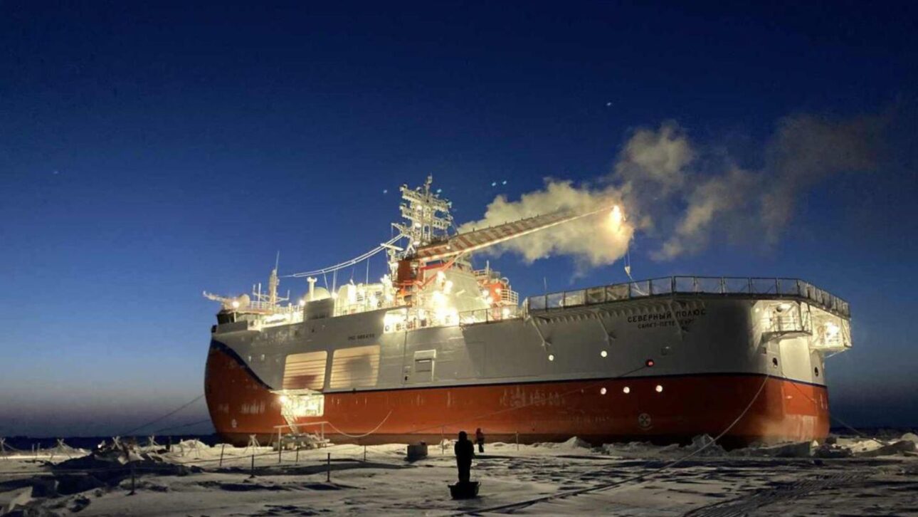 Plataforma russa Severny Polyus opera no gelo do Ártico com laboratórios, autonomia prolongada e capacidade de derivar por anos no mar.
