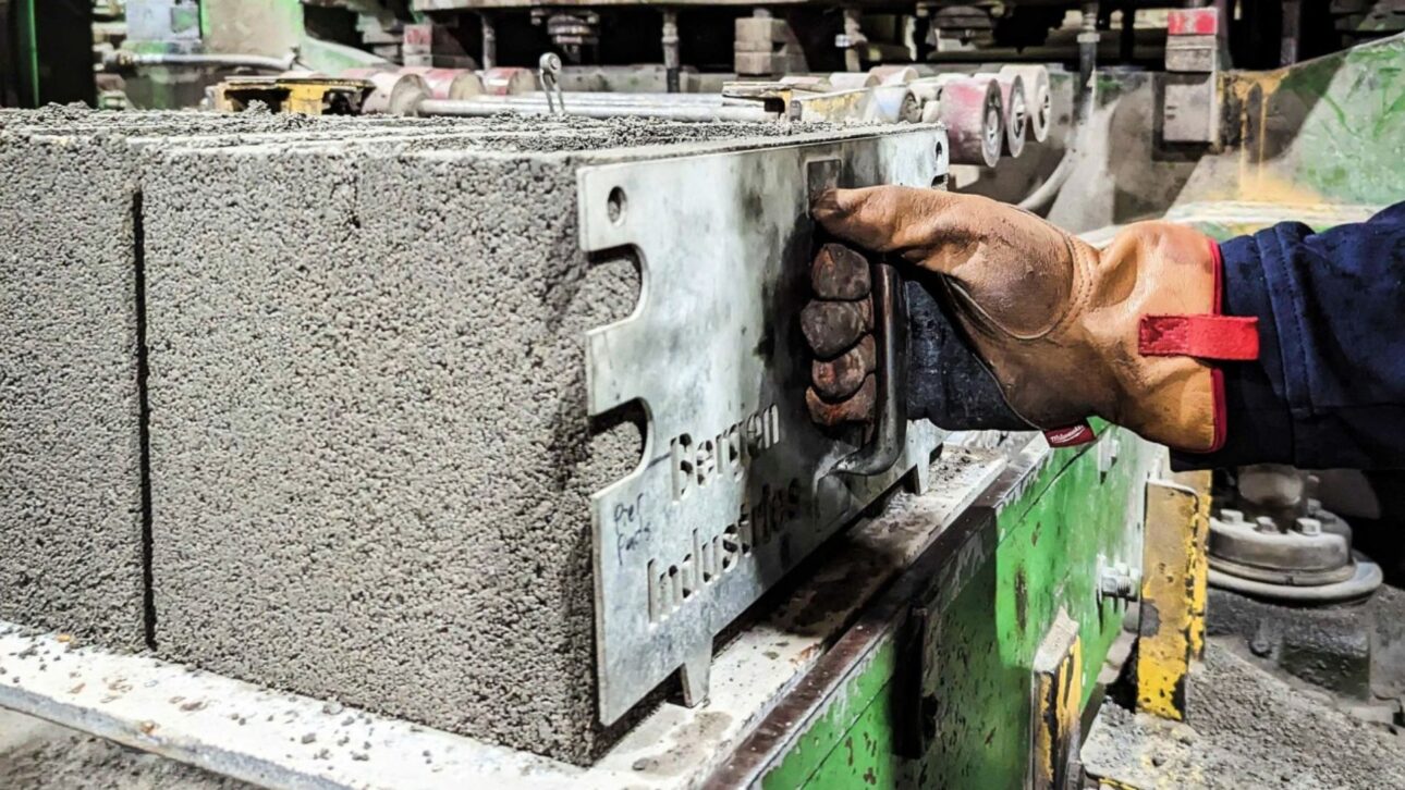 CarbonBuilt inicia nos EUA produção de blocos de concreto com até 50% menos cimento e uso de resíduos industriais reciclados.