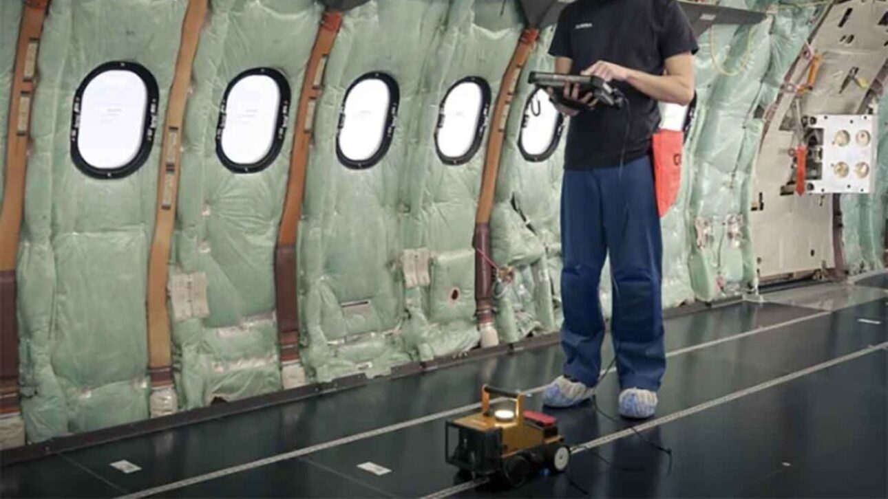 Airbus estreia o robô CabinMarker, de 4 kg, para acelerar a instalação de assentos no A321XLR com precisão milimétrica.