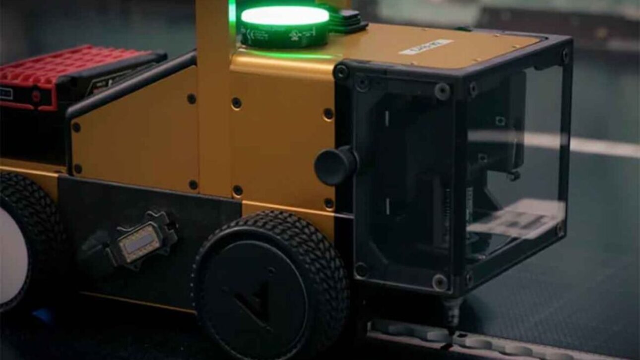 Airbus estreia o robô CabinMarker, de 4 kg, para acelerar a instalação de assentos no A321XLR com precisão milimétrica.