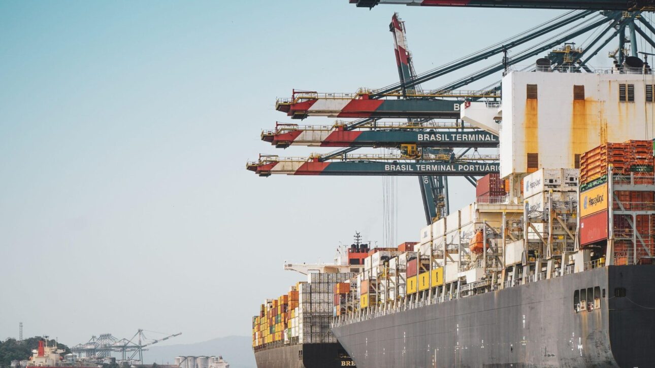 Avanço logístico da China e investimentos na África ampliam pressão sobre o agro brasileiro e expõem gargalos do Porto de Santos.