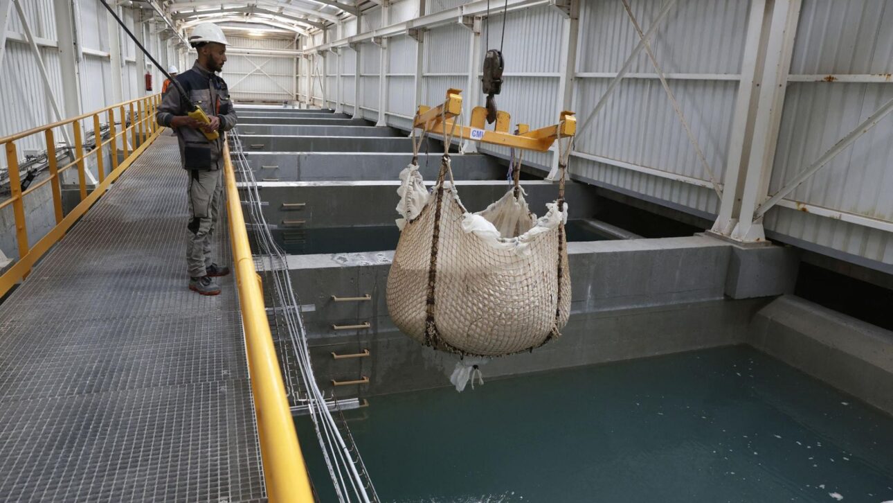 Marrocos investe em dessalinização para obter 60% da água potável do mar até 2030 e enfrentar secas com energia renovável e projeto bilionário.