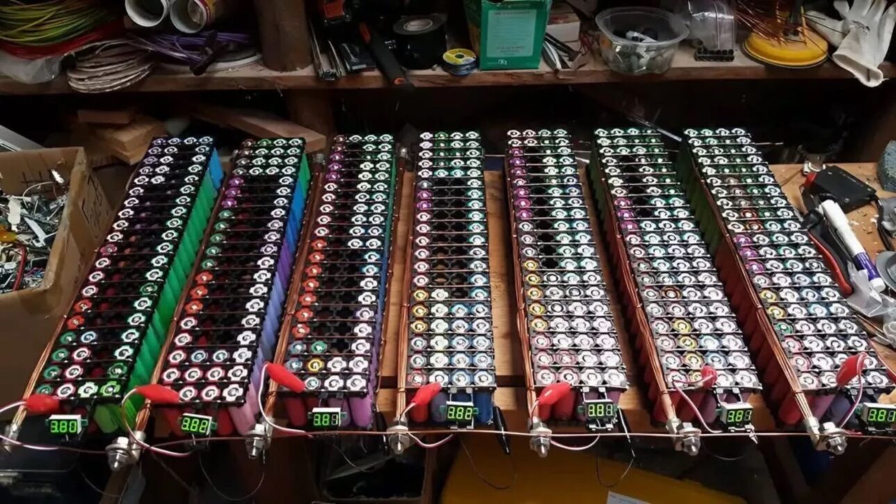 Sistema solar caseiro usa baterias de notebooks reaproveitadas, 24 painéis e mais de 10 kW para reduzir dependência da rede.