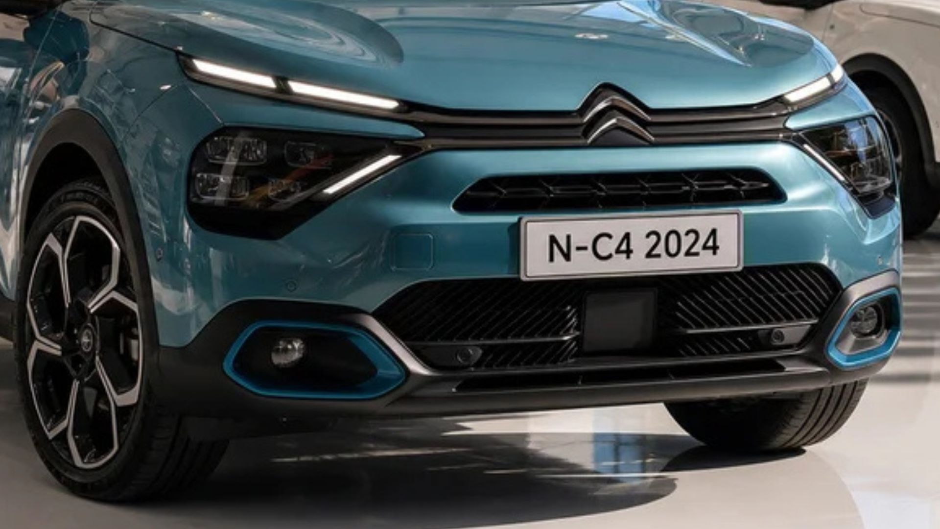 Novo Citroën ë-C4 tem até 350 km de autonomia, motor de 136 cv, bateria de 50 kWh e 20 assistentes de condução.