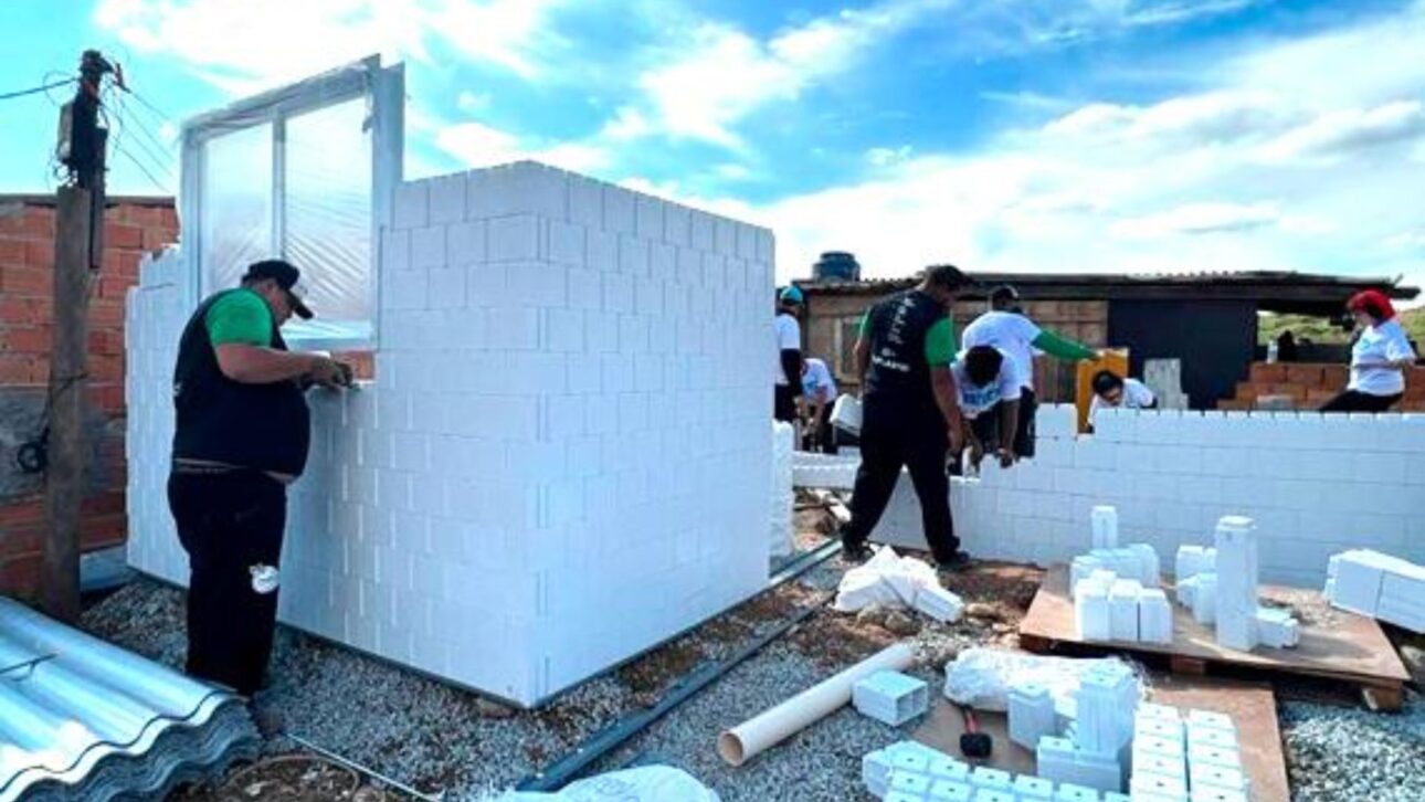 Entenda como casas de plástico reciclado no Brasil unem obra rápida, menos entulho e reaproveitamento de resíduos na construção civil.